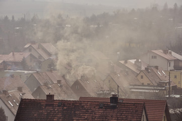 Dym nad dachami domów  - obrazy, fototapety, plakaty