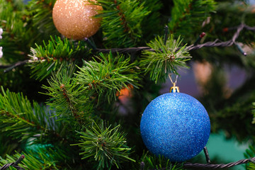 Obraz na płótnie Canvas Ribbons on the christmas tree close up