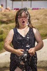 jeune fille trisomique à la mer