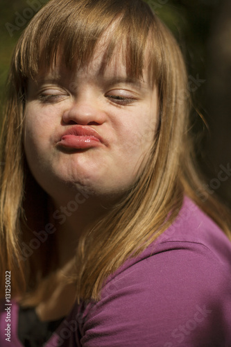 portrait de jeune fille trisomique photo libre de droits