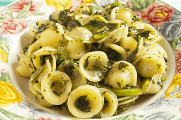 orecchiette with turnip greens: Orecchiette con cime di rapa
