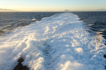 Rastro de agua dejado por un barco