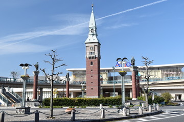 Naklejka premium 倉敷駅北の風景（アンデルセン広場の時計塔とアリオ倉敷）