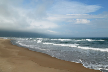 長い砂浜と荒れた海