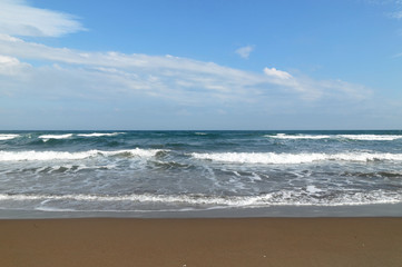 長い砂浜と荒れた海