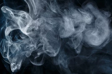 Rollo Abstrakter Rauch Weipa. Persönliche Vaporizer duftender Dampf. Das Konzept des alternativen Rauchens ohne Nikotin. Blauer Rauch auf schwarzem Hintergrund. E-Zigarette. Verdampfer. Nahaufnahme machen. Dampfen. © Vagengeim