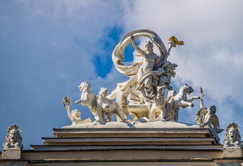 Obraz premium Статуя древнегреческой богини. Одесский оперный театр