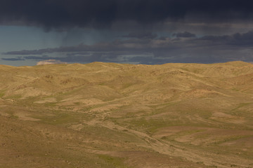 Fototapeta na wymiar Regenwolken über der Wüste Gobi (Mongolei)