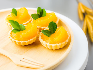 cake basket on a table,orange cake with black coffee.