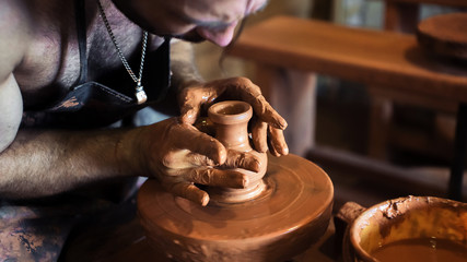 Гончар за работой