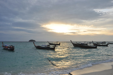 Obraz premium Boat in the sea with sunrise background