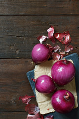 Red onions on a wooden table © katrinshine