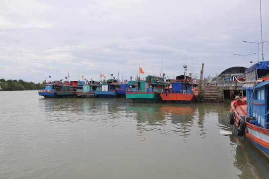 Many Ship Park at Pak Bara pier