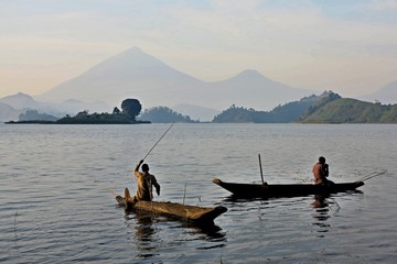 Naklejka premium Rybacy i pracownicy w afrykańskim kongo, dzika przyroda w Afryce, piękny widok na krajobraz, zielona dżungla i góry