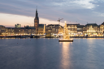 Obraz premium Hamburg Alster Chirstmas Tree at Dusk