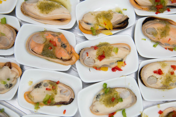  Mussel apply spicy sauce  close up