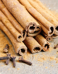 Zimtstangen und Gewürznelken