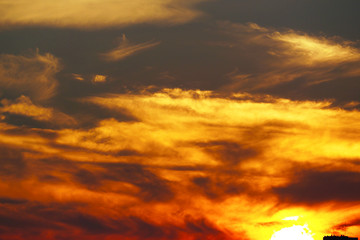 puesta de sol con nubes tormentosas