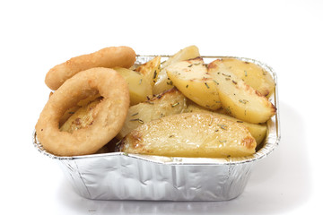 vaschetta di frittura anelli di cipolle e patate