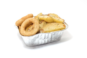 vaschetta di frittura anelli di cipolle e patate