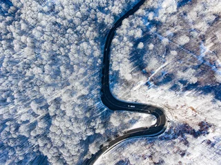 Fototapeten Autos auf der Straße im Winter mit schneebedeckten Bäumen Luftbild © Calin Stan