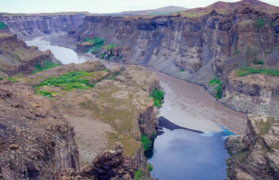 Braunes Gletscherwasser der Jökulsá á Fjöllum vermengt sich mit klarem, blauem Quellwasser, Sandbank aus Basaltsand, Jökulsárgljúfur-Nationalpark, Norðurland eystra, Island (Iceland), Europa 
