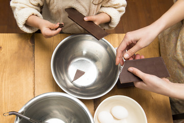 チョコレートを割る親子