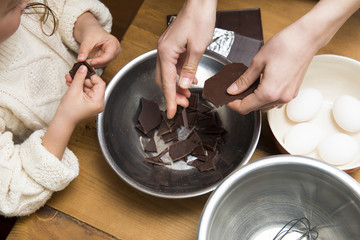 チョコレートを割る親子
