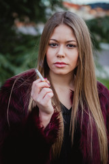 Obraz premium Pretty girl smoking in the park