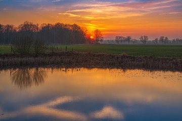 HDR Sonnenuntergang 16 / Sonnenuntergang über einem Teich bei Dannenberg (Lüchow-Dannenberg, Niedersachsen). Aufgenommen am 21. Dezember 2016.