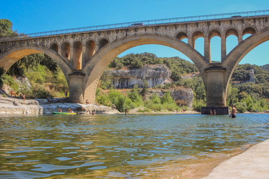 Le pont de Collias sur le gardon avec les gorges du gardon en &eacute;t&eacute;