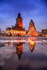 Fototapeta na wymiar Brasov Transylvania Christmas Market and decorations. Piata Sfatului Square.