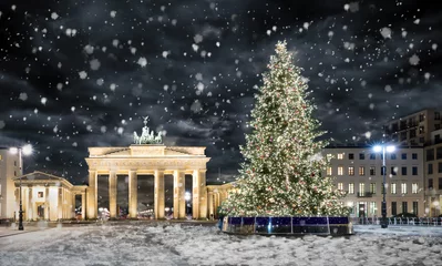 Brandenburger Tor in Berlin mit Weihnachtsbaum bei Nacht und Schneefall © moofushi