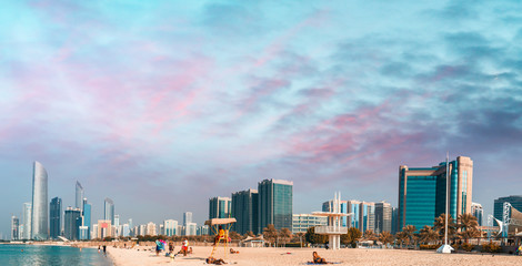 Obraz premium Abu Dhabi at sunset. View from the city beach