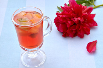 Kiwi and orange pieces in raspberry jelly