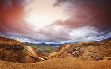 Reise nach Island. Schöne isländische Landschaft mit Bergen, Himmel und Wolken. Trekking im Nationalpark Landmannalaugar © vitaliymateha