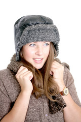 Frau ist sich unsicher ob sie wirklich eine mütze in der kälte braucht 
