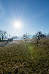 Landschaft mit Nebel und Sonne mit Aussicht