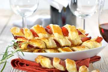 Luftiges Gebäck zum Wein: Herzhafte Blätterteig-Schinken-Stangen mit Kräutern - Baked hearty...