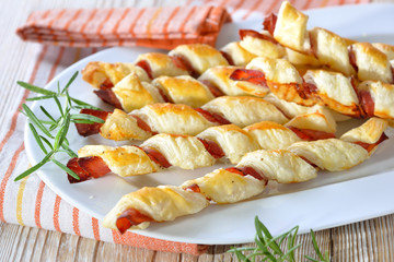 Luftiges Gebäck: Herzhafte Blätterteig-Schinken-Stangen mit Kräutern - Baked hearty puff pastry...