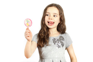 Ein Mädchen nascht einen Lutscher 