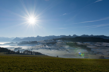Landschaft mit Nebel und Sonne mit Aussicht