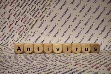 Antivirus - Wort aus Holz Buchstaben zusammengesetzt. Buchstaben sind vor einem Quellcode...