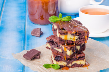 Cheesecake brownies with berries and caramel sauce