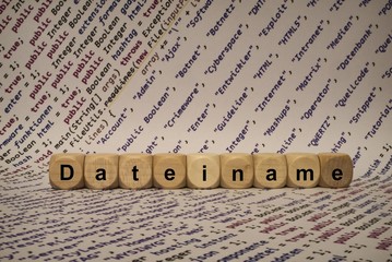 Dateiname - Wort aus Holz Buchstaben zusammengesetzt. Buchstaben sind vor einem Quellcode...