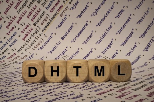 DHTML - Wort aus Holz Buchstaben zusammengesetzt. Buchstaben sind vor einem Quellcode Hintergrund plaziert.