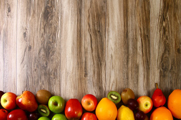 Фрукты на деревянном фоне, добавьте свою надпись