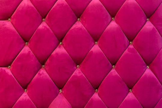 Sự kết hợp giữa màu hồng sặc sỡ với chiếc ghế sofa nhung tạo nên một phong cách độc đáo, quyến rũ. Nếu bạn thích sự độc đáo và muốn tạo sự khác biệt cho căn nhà của mình, hãy đến và chiêm ngưỡng hình ảnh này.