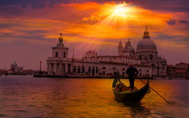 Gondolier vénitien en barque gondole à travers les eaux vertes du canal de Venise Italie