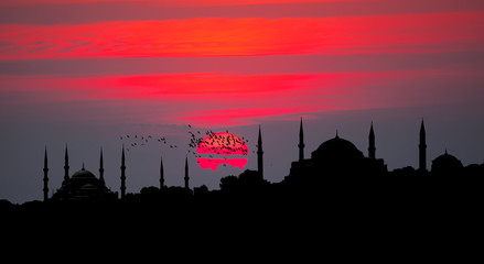 Fototapeta premium Sunset over Istanbul Silhouette